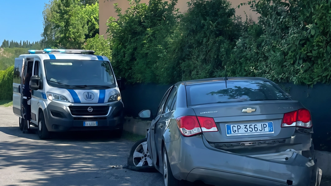 La Chevrolet dopo lo scontro ha terminato la sua corsa contro il muretto che delimita la strada. L’incidente è stato rilevato dalla polizia locale