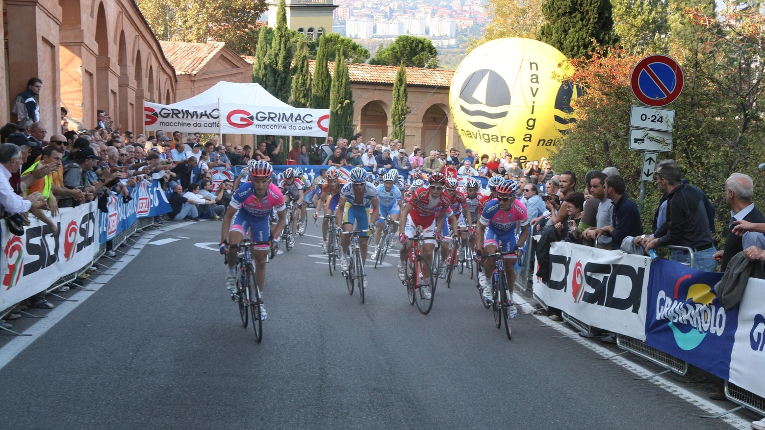 Il Colle di San Luca è nella storia del ciclismo, tante le corse che sono passate su quella salita