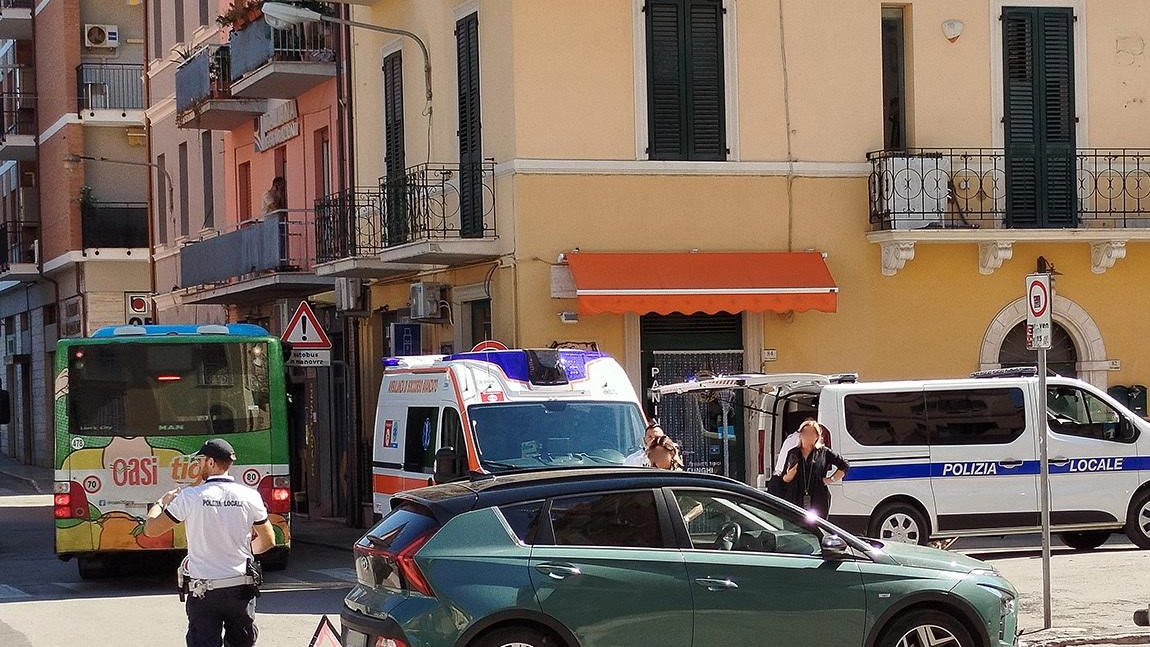 Una donna di 70 anni è stata coinvolta in un incidente a San Benedetto. Trasportata in ospedale dopo lo scontro tra uno scooter e una Hyundai, ha riportato ferite non gravi. La polizia sta indagando sulle cause dell'incidente.