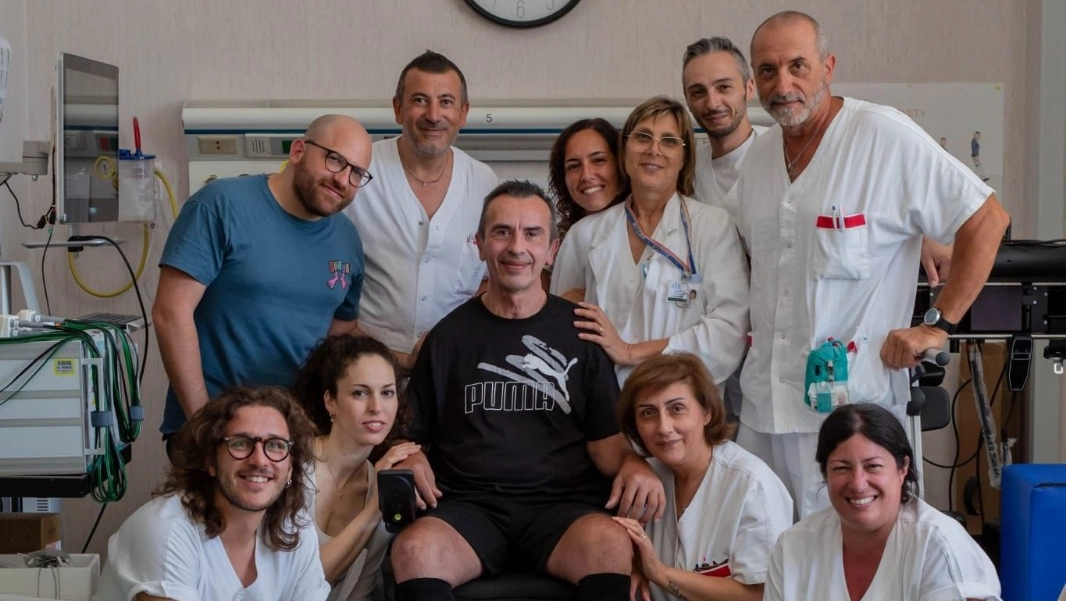 Robert Sabbatini, 61enne di Montecosaro (Macerata), aveva avuto un incidente in bici. Grazie a due interventi e al lavoro dell’unità spinale, ha ripreso a muoversi