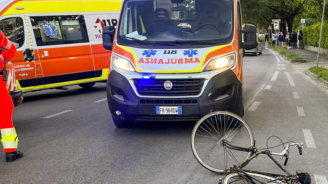 Incidente a Novafeltria (Rimini), travolge con l’auto due ciclisti: un morto e un ferito grave
