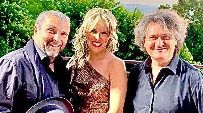 Il trio cesenate Gori, Fabbri, Nanni porta il recital "La Luna e il Mare" in tour lungo l'Adriatico, offrendo emozioni musicali con liriche poetiche. Il format, diretto da Gianfranco Gori, celebra il legame tra la donna e la luna, con tappe a Carpegna e Torremaggiore.