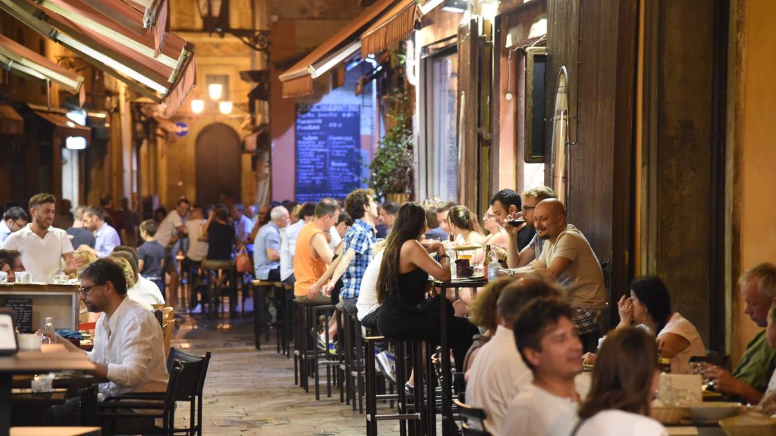 La borsa della turista seduta in un bar a Bologna sparisce: denuniciato 30enne