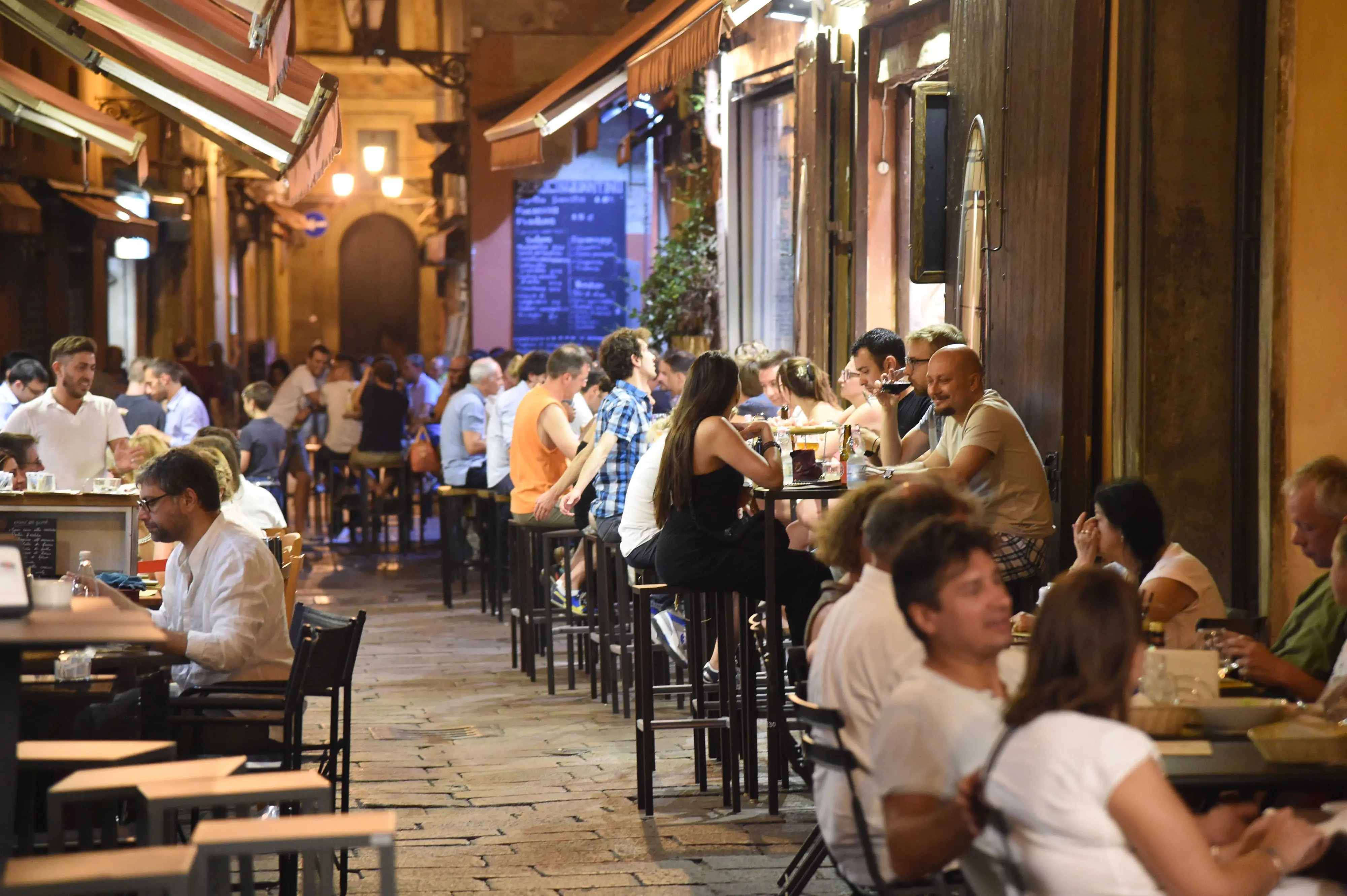 La borsa della turista seduta in un bar a Bologna sparisce: denunciato 30enne