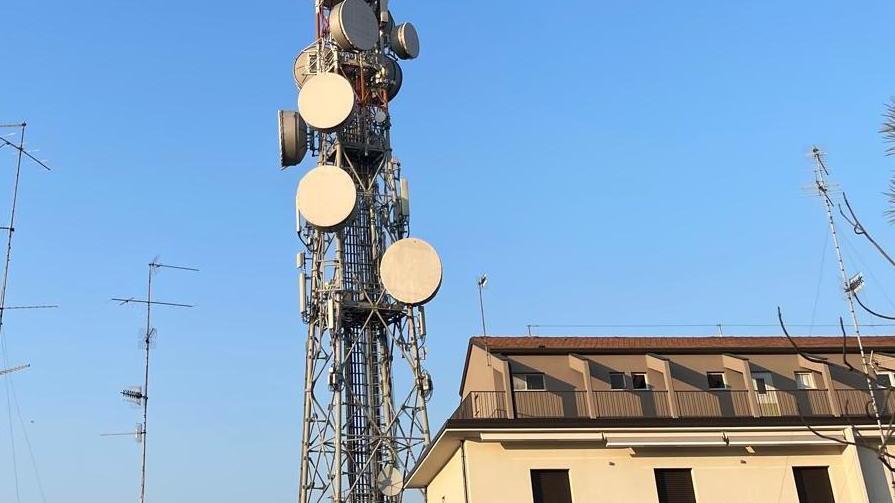 Via Toschi, l’antenna preoccupa: "Arpae faccia nuovi rilevamenti"