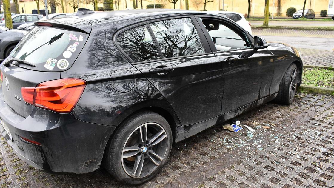 Finestrini di auto in frantumi. Raffica di furti in via Cecati