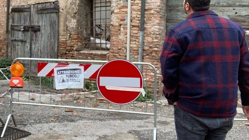 L’edificio che cade a pezzi e l’area transennata