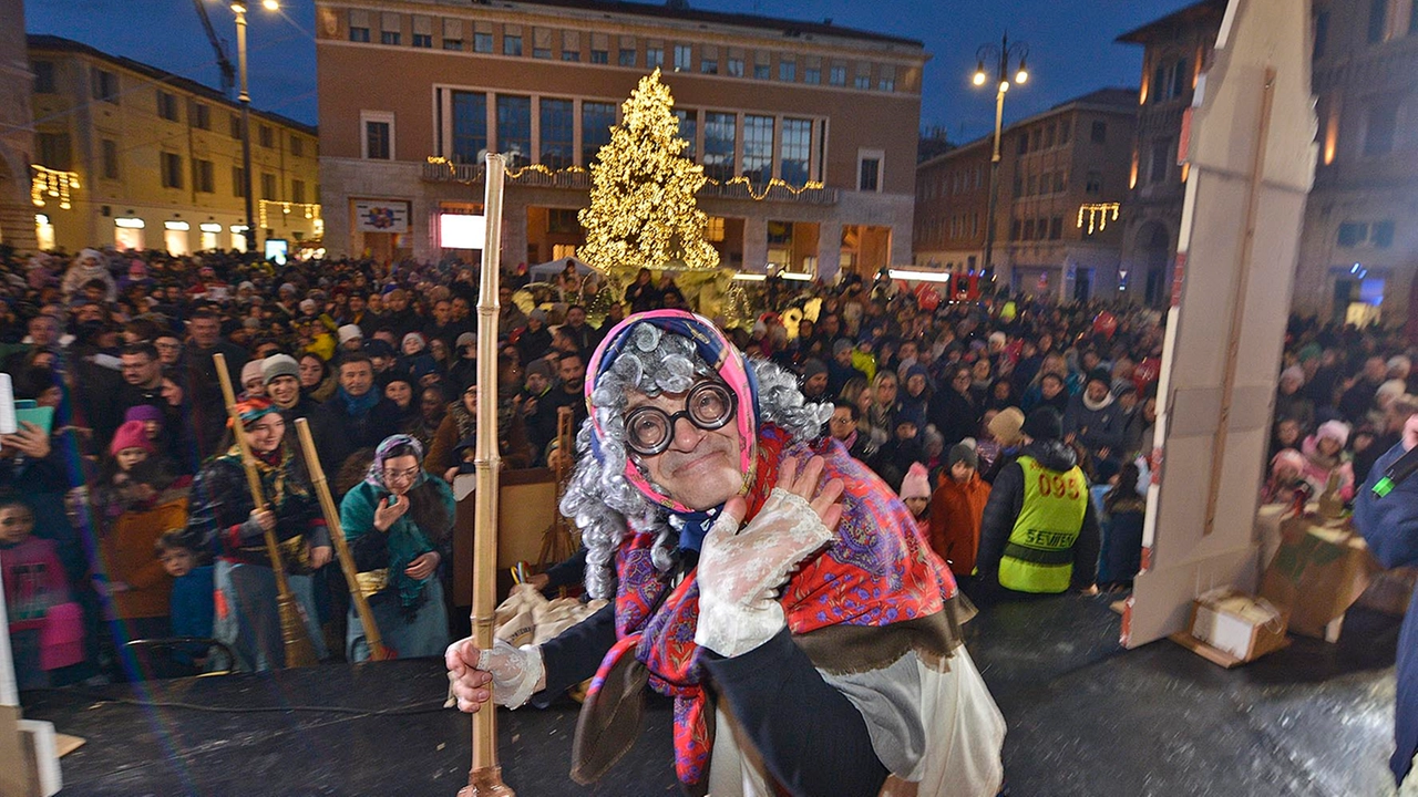 La Befana a Pesaro discesa dal Municipio (foto Toni)