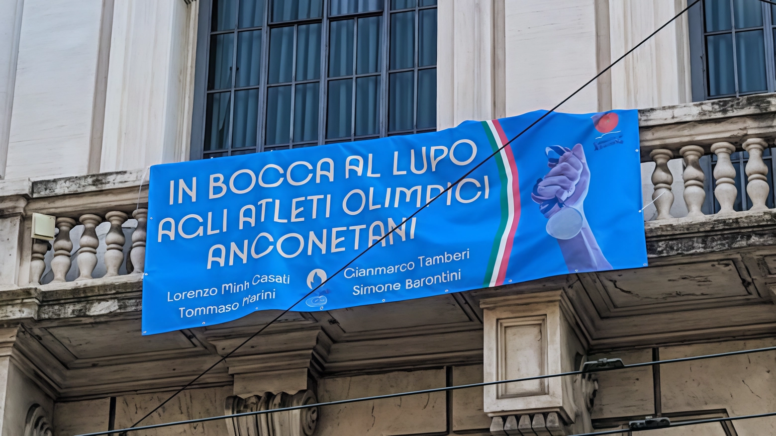 Il fiorettista Tommaso Marini si prepara per la sua prima Olimpiade con determinazione e speranza, puntando a un storico "triplete". La spedizione azzurra è pronta a partire per Parigi, con l'atleta numero uno del ranking nel fioretto individuale.