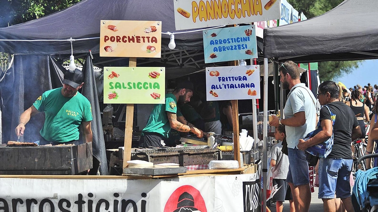 Folco Bastianelli, proloco Canavaccio: "Questa novità ci piace molto, già da oggi ho visto tanta gente". Gettonatissima la specialità del ’Poggio’ di Davide Vagnini. Spopola anche la porchetta di Novafeltria.