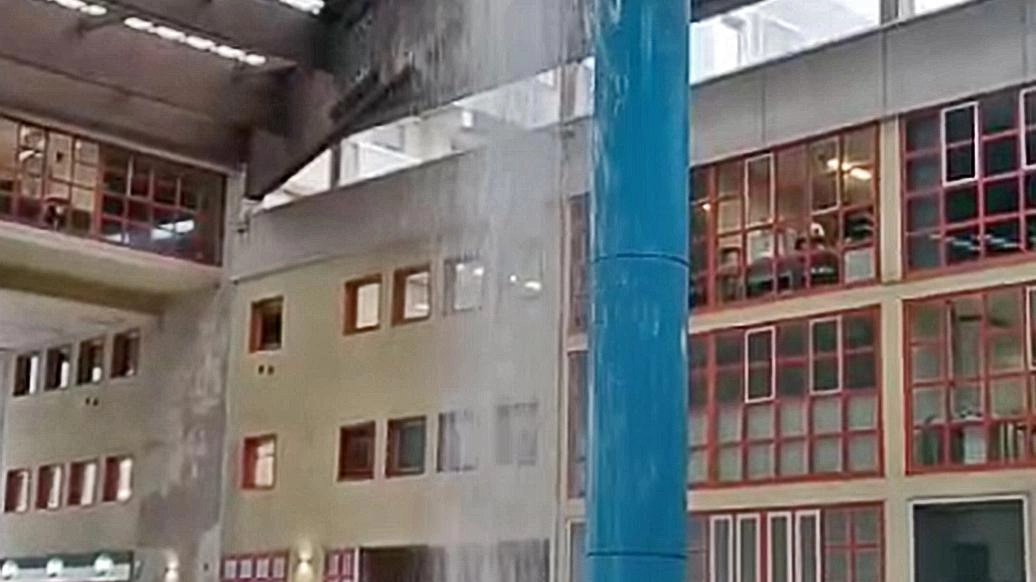 Bomba d’acqua in città. Una cascata dal tetto allaga il centro Benelli. E il legno si frantuma