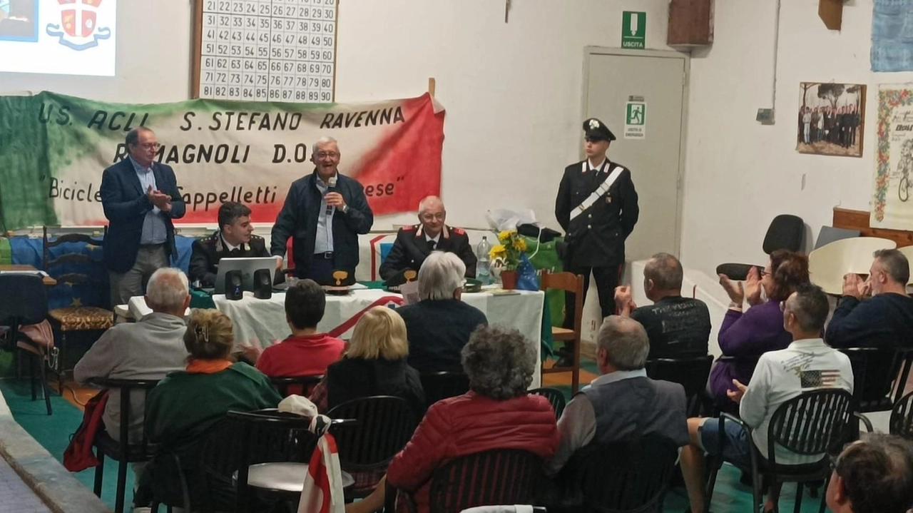 Un momento dell’incontro di giovedì col prefetto. De Rosa, il segretario Acli Raspa, il capitano Cerracchio e il luogotenente Crocini