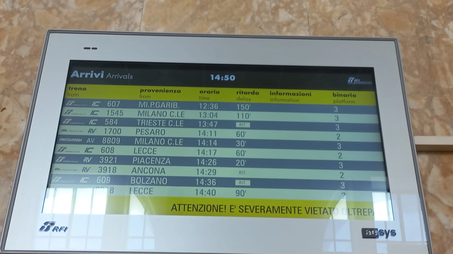 Il monitor con i ritardi nel primo pomeriggio alla stazione dei treni di Forlì