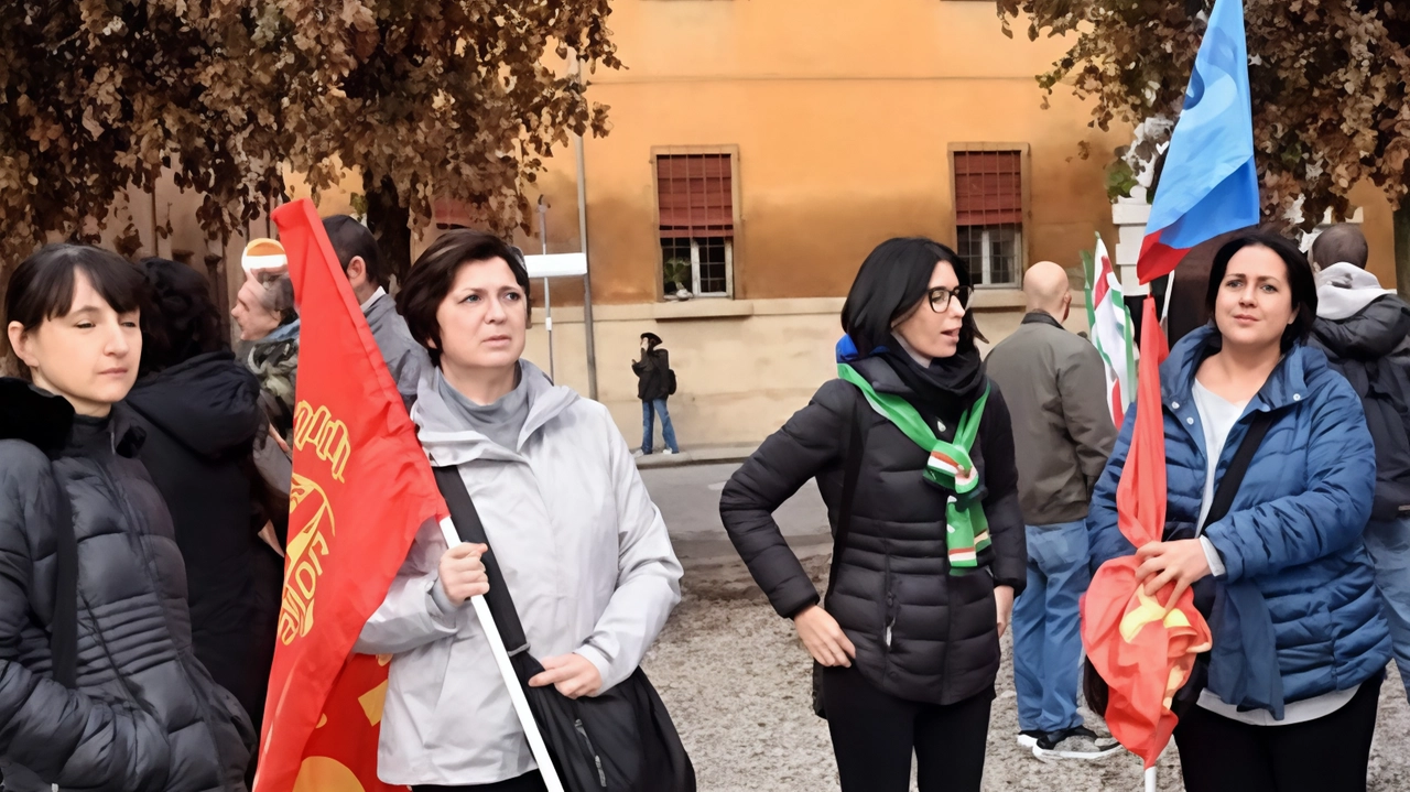 I lavoratori della Tollok durante una protesta per evitare i 77 licenziamenti e per trovare una riconversione dello stabilimento