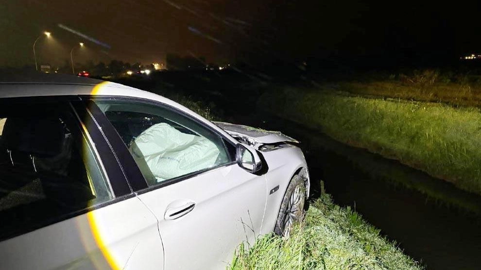 Incidente a Reggiolo: auto sbanda vicino a un canale, conducente fortunatamente illeso. Interventi della Croce Rossa e dell'automedica. Altri feriti in incidenti stradali nella zona.