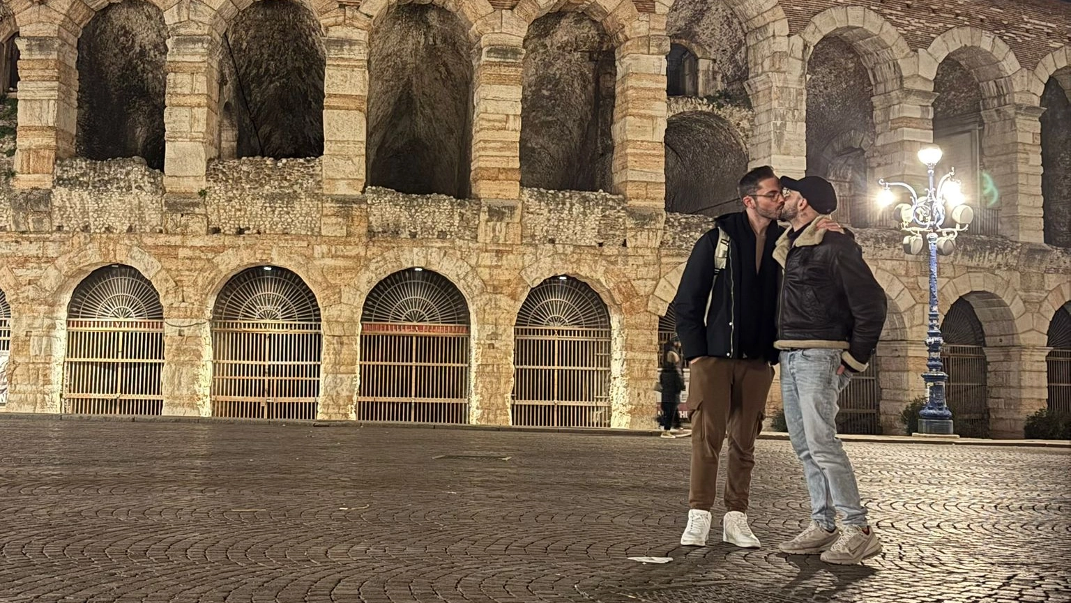 Max Sanna, 35 anni: “Io e il mio compagno eravamo davanti all’Arena di Verona in un momento felice. E’ la prima volta che mi capita una cosa del genere. Questi giudizi pesano e possono distruggere”