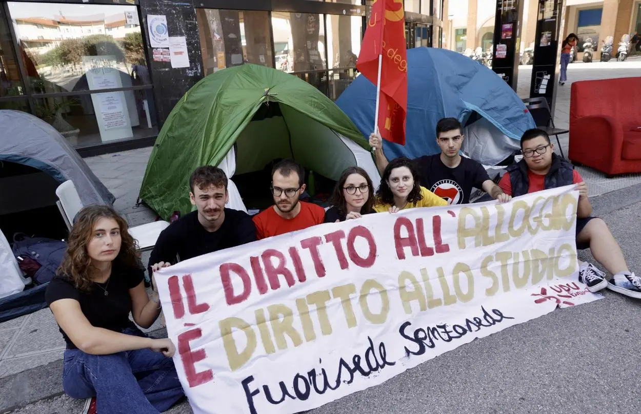 Bologna, emergenza casa: "Legge anti affitti brevi"