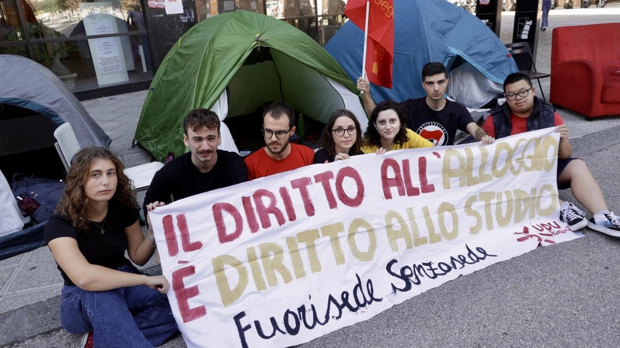 Bologna, emergenza casa: "Legge anti affitti brevi"