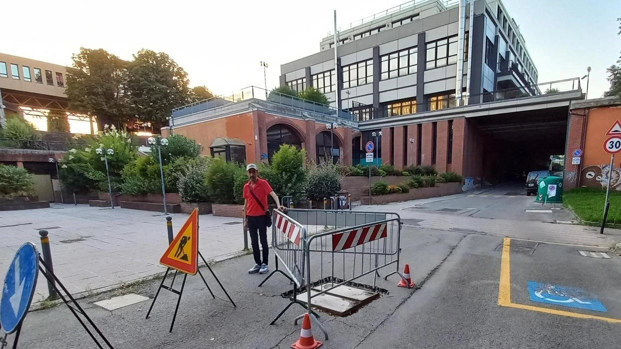 Via della Chiusa in ostaggio del mini-cantiere abbandonato