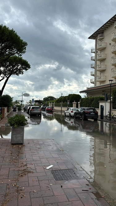 Maltempo a Cervia, bombe d’acqua e allagamenti: “50 millimetri di pioggia in un'ora su Pinarella”