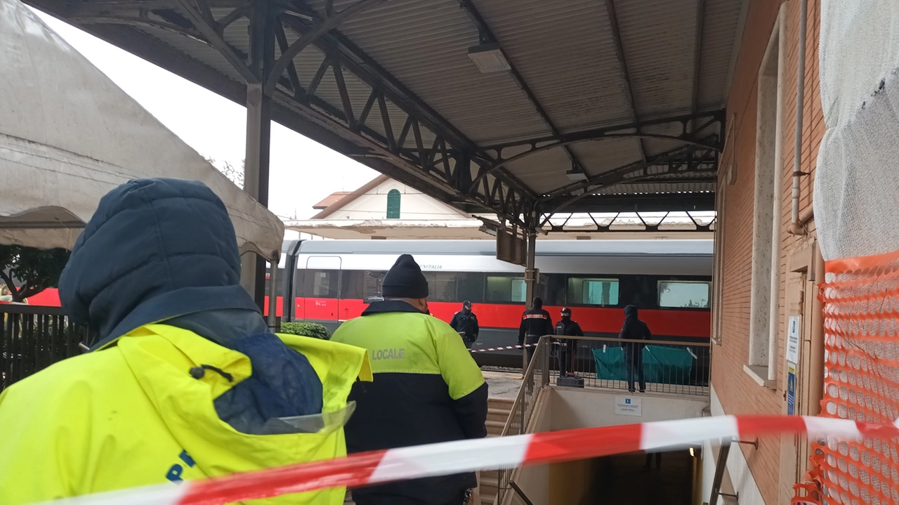 Il Frecciarossa fermo nella stazione di Grottammare