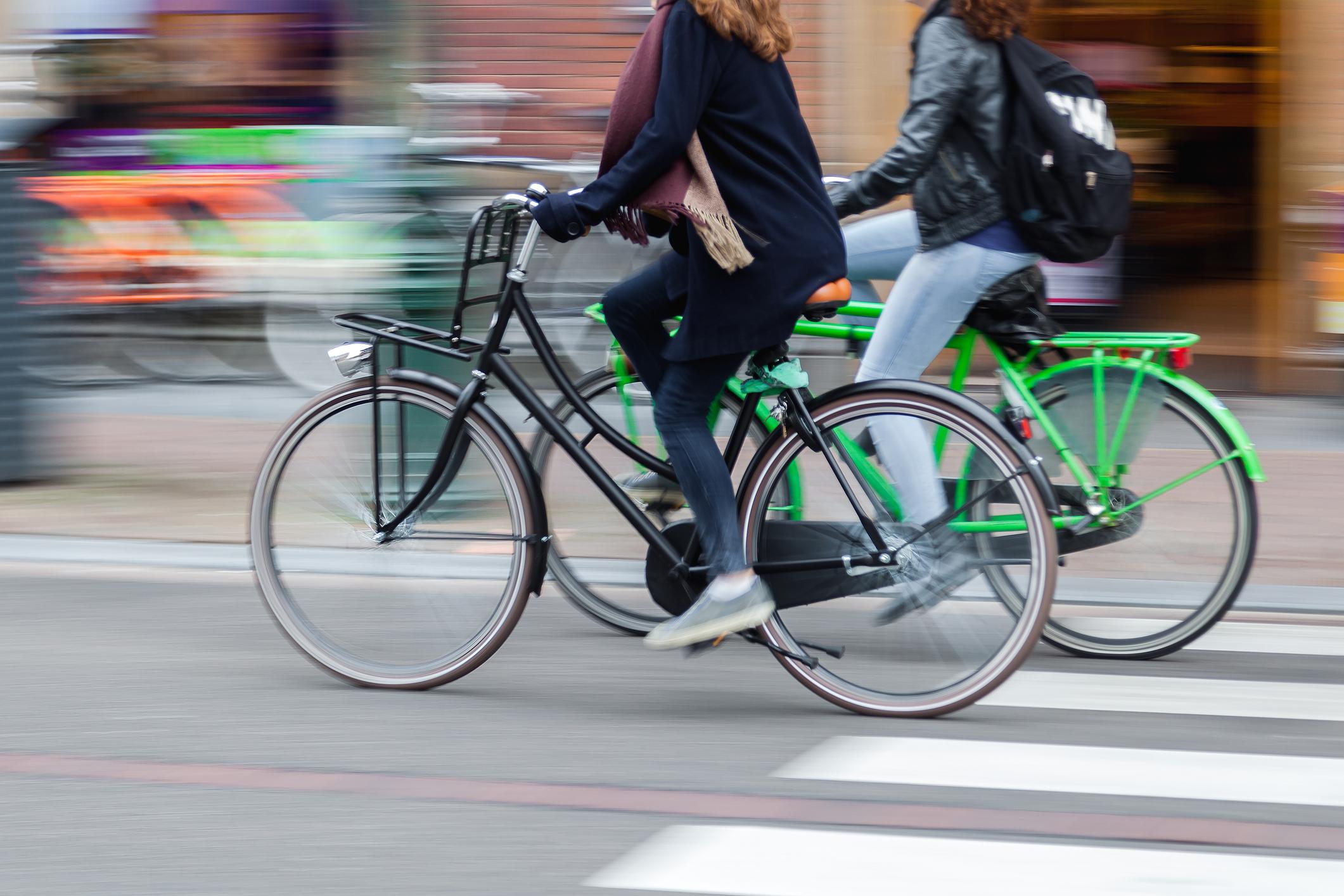 Bologna, 800 multe in un anno ai ciclisti: metà sotto i portici o sui marciapiedi