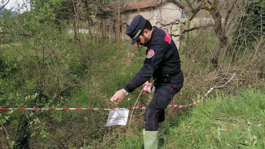 Smaltiscono idrocarburi e oli nel fiume: denunciati