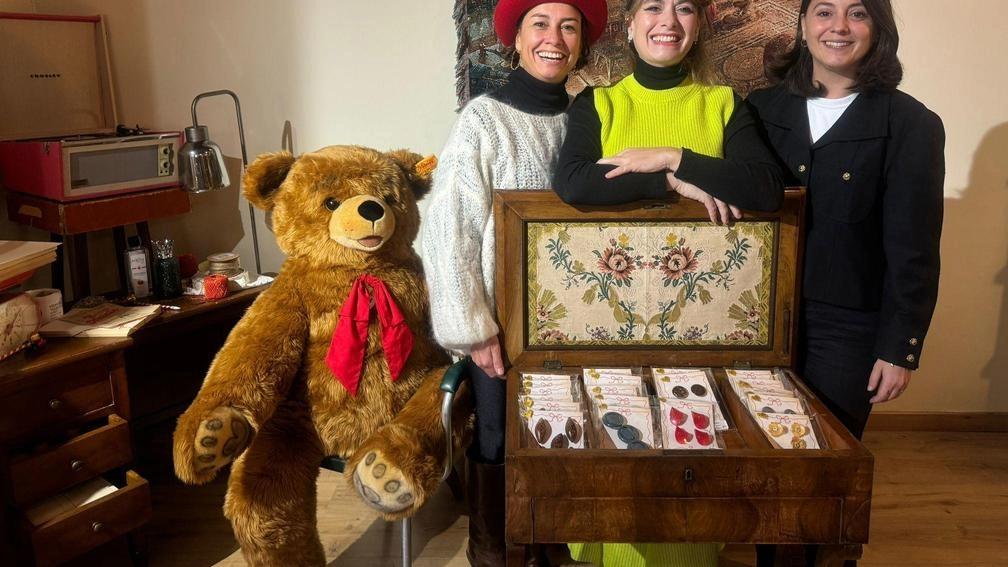 Inaugurato a Fano un temporary shop natalizio, "Il MIO Natale", in piazza de Pili. Tre giovani imprenditrici offrono regali vintage e accessori unici per le festività.