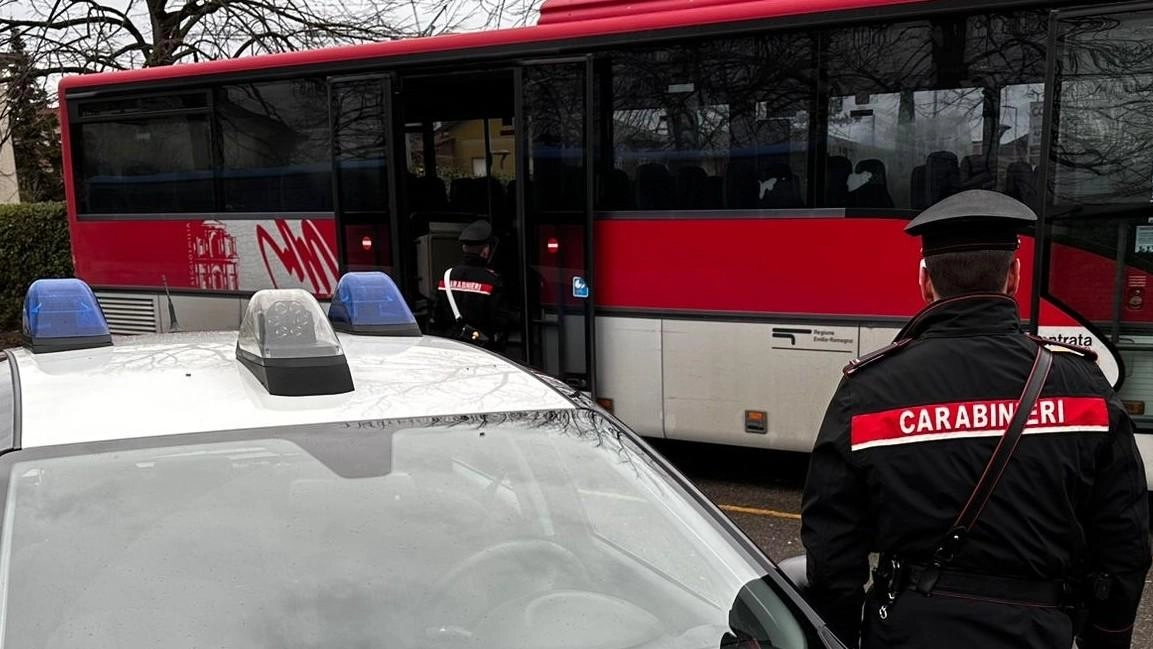 Una pattuglia dei carabinieri durante un accertamento a bordo di un autobus. Sono sempre più gli episodi di aggressione sui mezzi pubblici. (. foto di repertorio