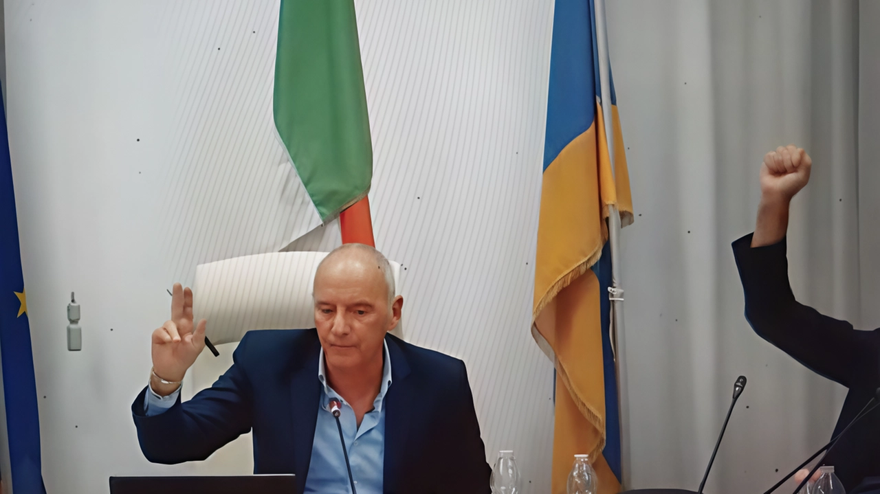 Polemiche a Porto Recanati per il gesto del vicesindaco Casali durante la votazione sul biciplan, accusato di mimare un saluto di estrema sinistra. Opposizione critica il comportamento.