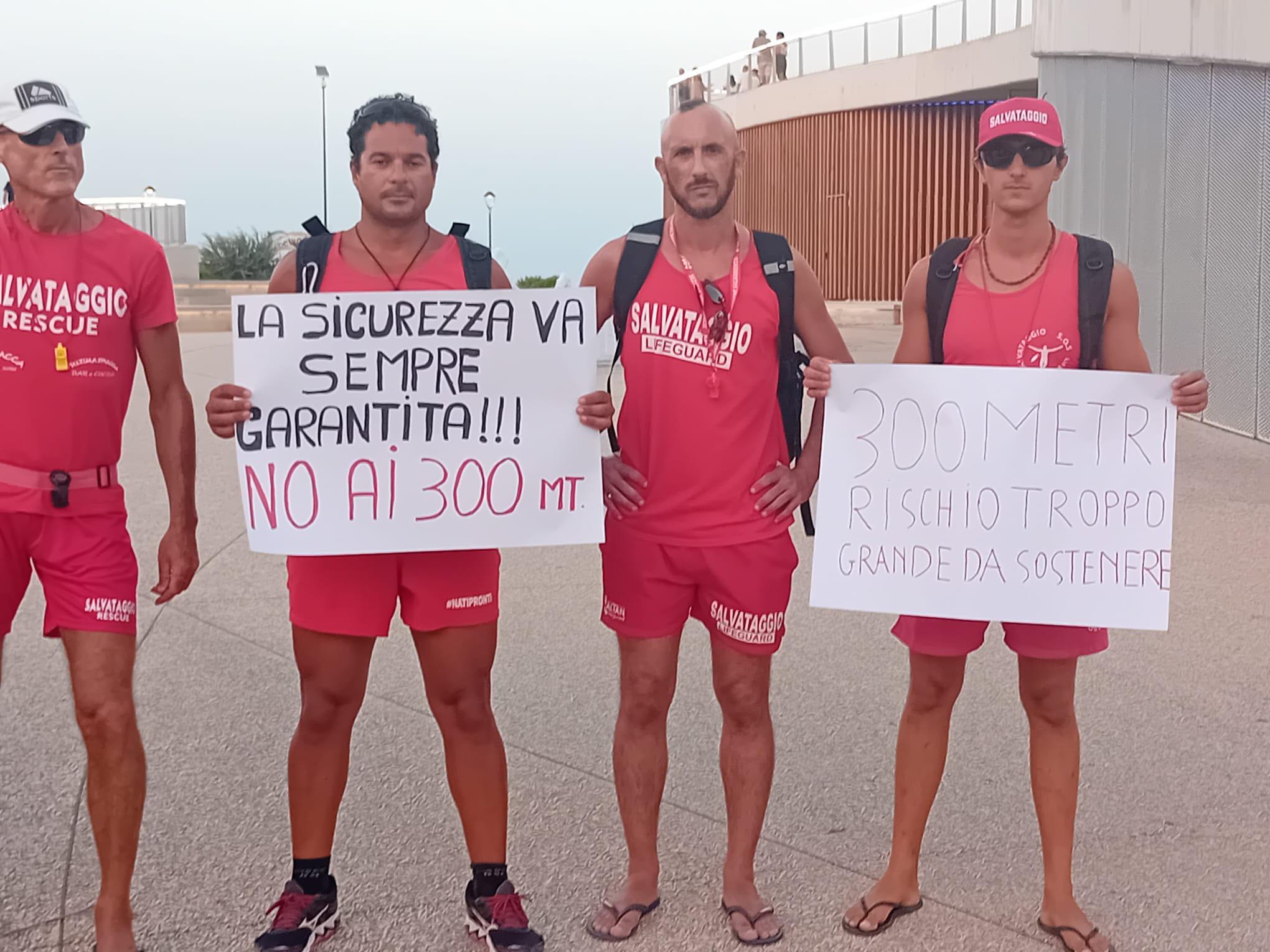 Rimini, protestano i marinai di salvataggio: “Troppi 300 metri da sorvegliare. E la nostra stagione va allungata”