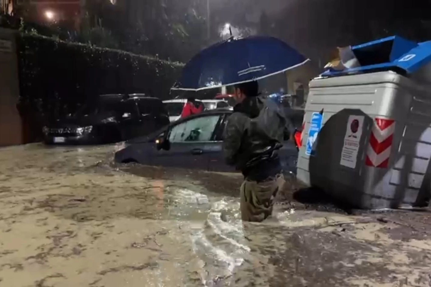 In via San Mamolo, il livello dell'acqua ha superato abbondantemente le ruote delle auto