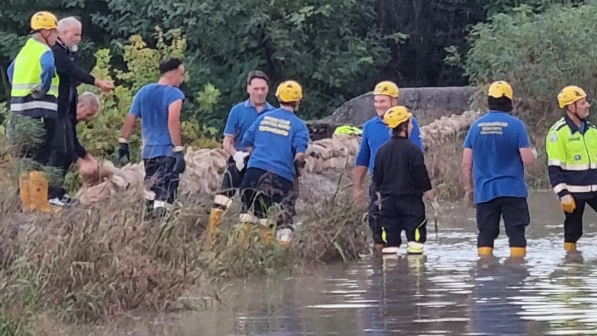 La protezione civile posiziona sacchetti di sabbia lungo il Reno