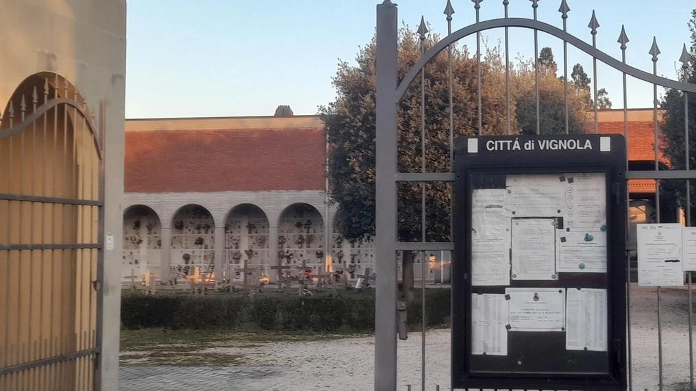 L’ingresso del cimitero preso di mira dai ladri. Nel riquadro, la consigliera Barbara Badiali