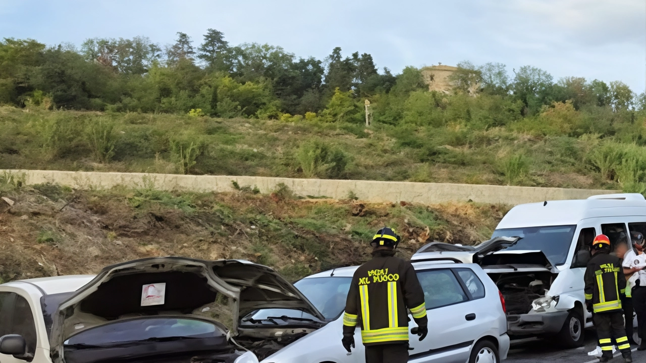 Un tamponamento a catena ha coinvolto, attorno alle 16.45 di ieri in contrada Pieve, due auto e un furgone. Sul...