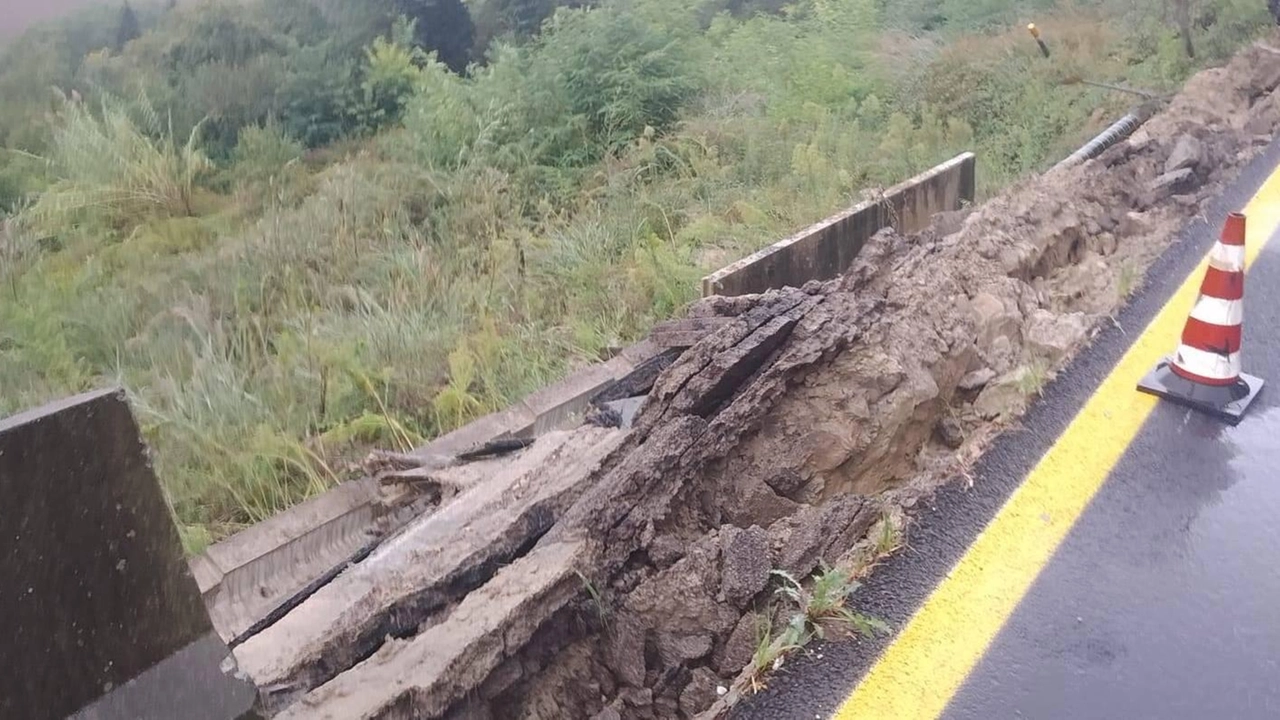 Il fiume Bidente si è ingrossato, causando allagamenti e smottamenti a Galeata. Interventi di emergenza e rallentamenti al traffico, ma nessuna strada chiusa. Scuole chiuse oggi.