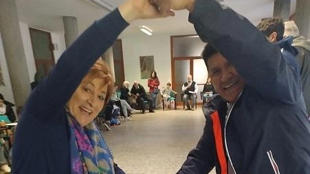 Il cappellano don Rudy Viscarra, durante un gioco di comunità