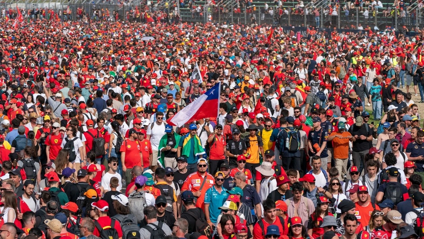 La marea di gente arrivata a Imola per il Gran Premio all’Autodromo (foto Isolapress)