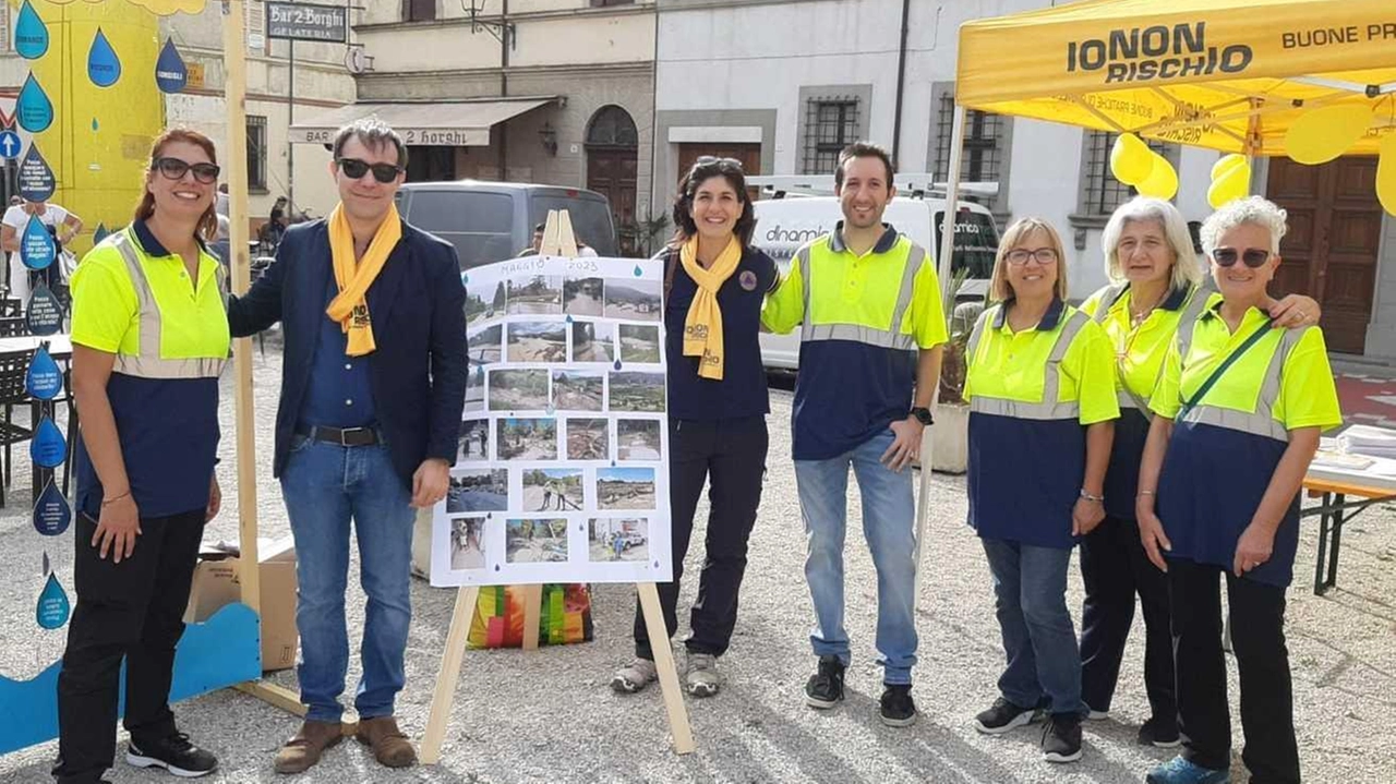 Il sindaco Francesco Billi e alcuni volontari in piazza d’Armi nel 2023