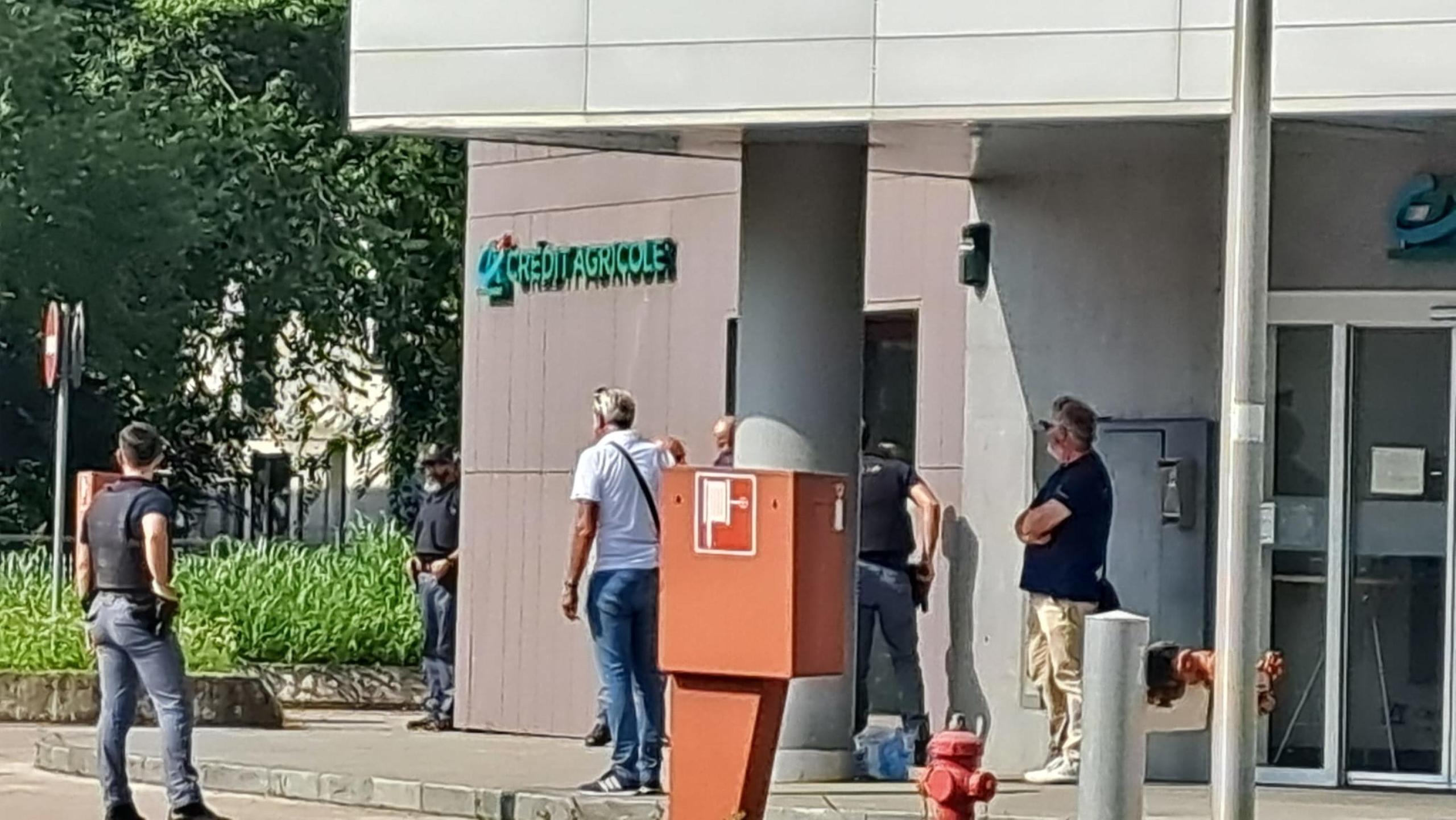 Tentato furto in banca a Vicenza, agenti entrano nell’edificio. Zona blindata: segui la diretta
