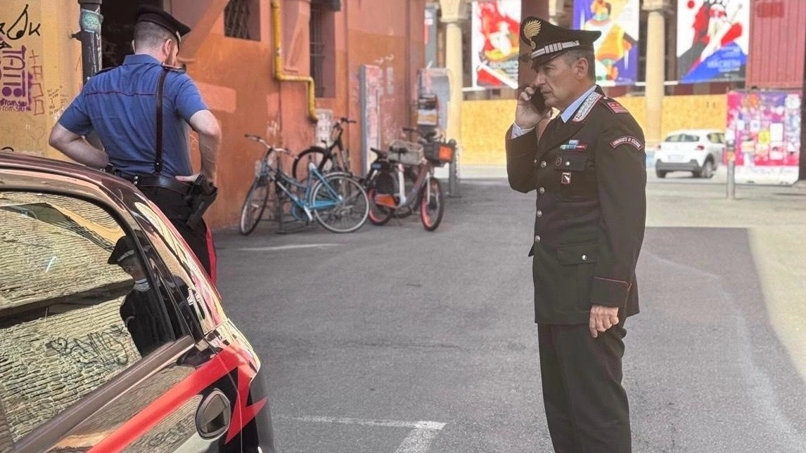 I militari dell'Arma sono intervenuti in via Zamboni