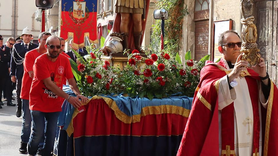 La processione della scorsa edizione con la statua del Santo (. Sgattoni