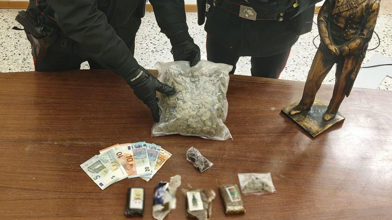 La droga, i soldi. e il materiale trovati a casa del 24enne,. arrestato dai carabinieri