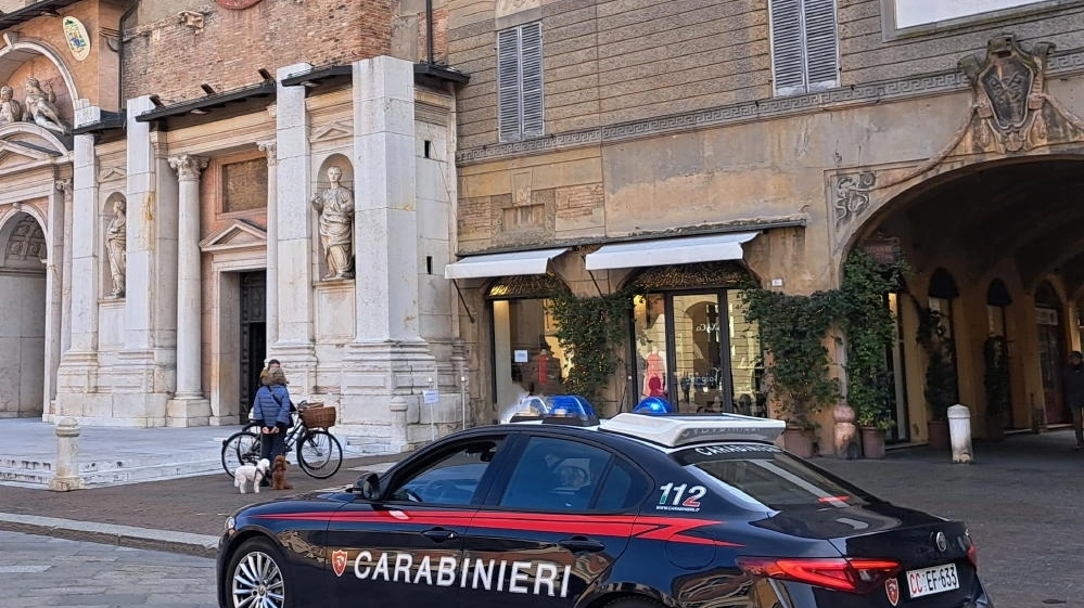 I carabinieri in piazza Prampolini