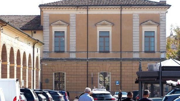 La Confcommercio esprime preoccupazione per la pedonalizzazione di piazza Marini a Santarcangelo, temendo la chiusura delle attività senza parcheggi. Critiche anche dall'opposizione.