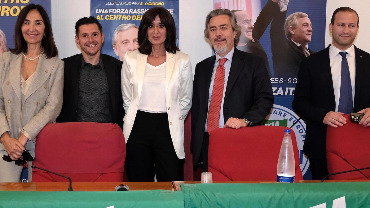 Il ministro Bernini in città: "Usiamo i fondi del Pnrr per centri più connessi"