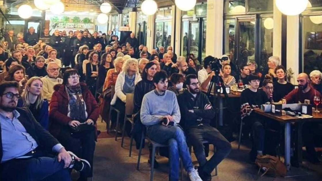 Bosco di Ospizio, l’assemblea. Il vicesindaco: "Si va avanti". Urla e tensioni dalla platea