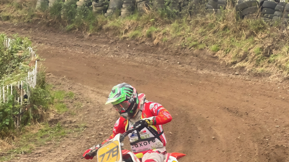 Il Team Red Racing di motocross di Fermo ha ottenuto successo al Trofeo delle Nazioni Classique Epoca in Francia, con Mirko Fiorentini che ha conquistato un ottimo 6° posto tra 300 piloti internazionali.