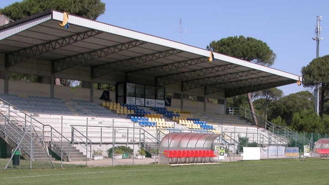 La tribuna del Todoli, stadio di casa del Cervia United nato quest’anno dalla fusione tra Cervia 1920 e Del Duca Grama