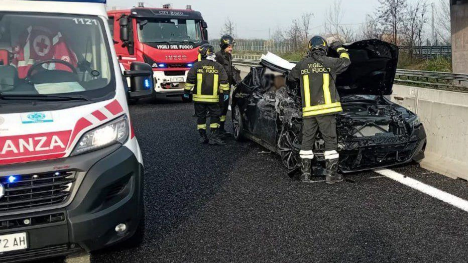 Vigili del fuoco e ambulanza nella corsia sud dell’A14, ieri mattina, nel tratto tra Pesaro e Fano